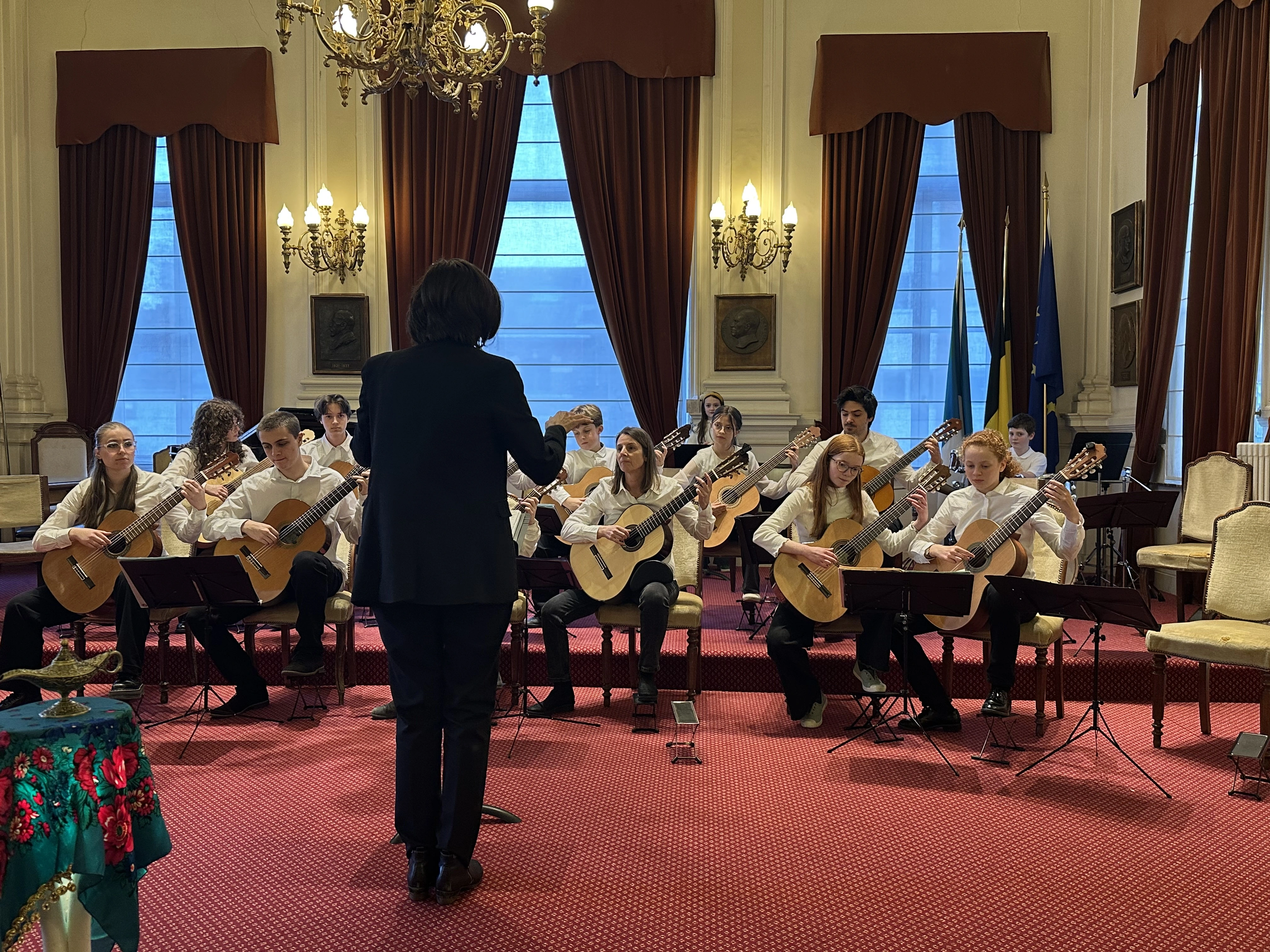 L'ensemble de guitares interprétant une musique de film